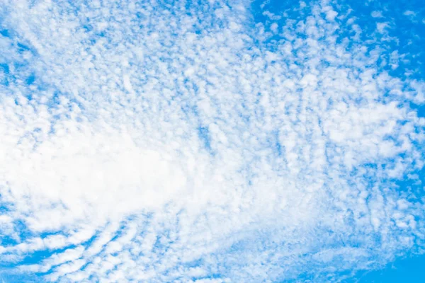 背景がぼやけている 青空と白いふわふわの雲 — ストック写真