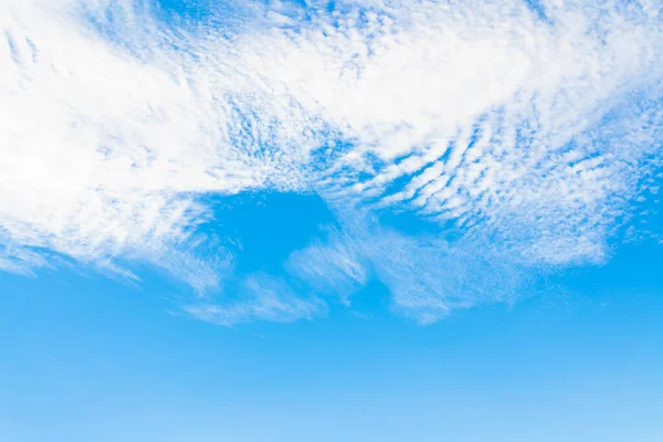 Fond Flou Ciel Bleu Nuages Blancs Moelleux — Photo