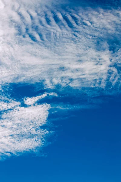 背景がぼやけている 青空と白いふわふわの雲 — ストック写真