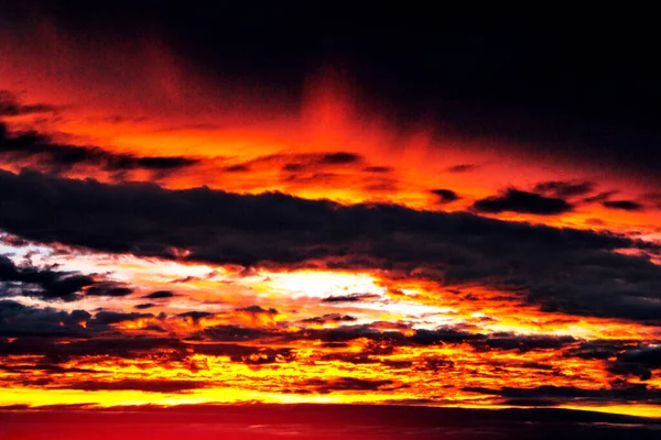 Hämärä Tausta Yötaivas Pörröinen Pilvet — kuvapankkivalokuva