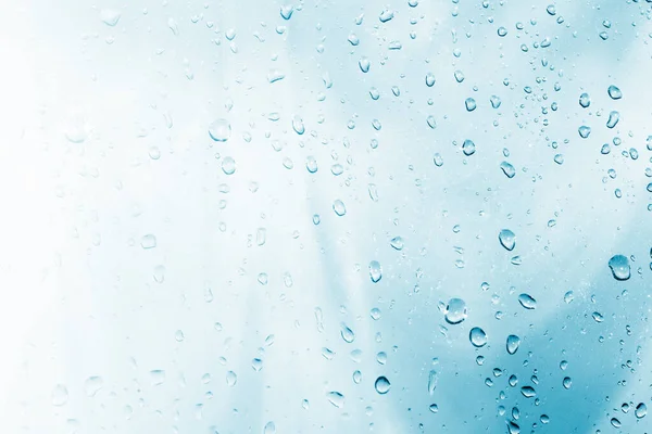 Doğal Desen Bulutlu Arkaplan Ile Pencere Camları Üzerinde Yağmur Damlaları — Stok fotoğraf
