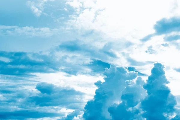 Fondo Borroso Cielo Azul Nubes Esponjosas Blancas —  Fotos de Stock