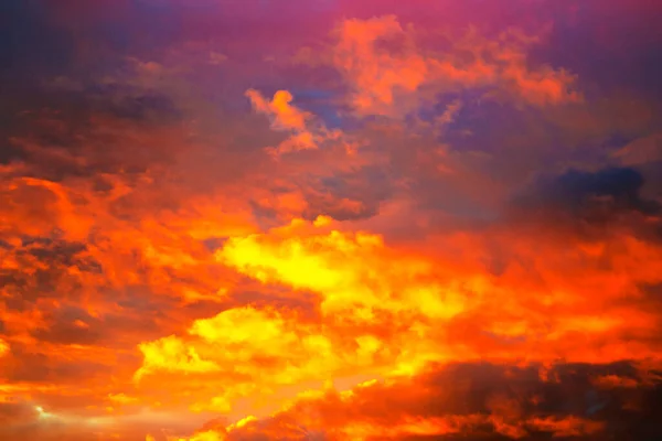 Zamazane Tło Nocne Niebo Puszystymi Chmurami Obraz Stockowy