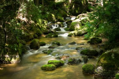 dağ dere şelale güzel manzara bulanık hareket ile