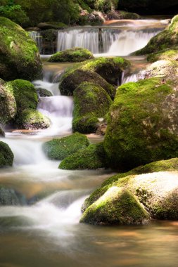 dağ dere şelale güzel manzara bulanık hareket ile