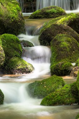 dağ dere şelale güzel manzara bulanık hareket ile