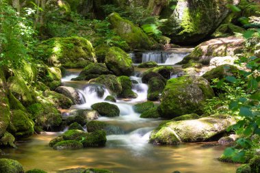 dağ dere şelale güzel manzara bulanık hareket ile