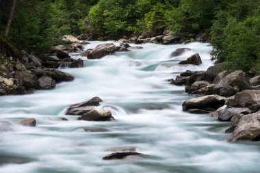 uzun pozlama ile dağ nehir