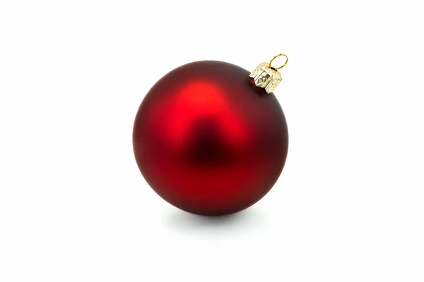 Rode Kerstbal Wit Close Van Kerstdecoratie Geïsoleerd — Stockfoto