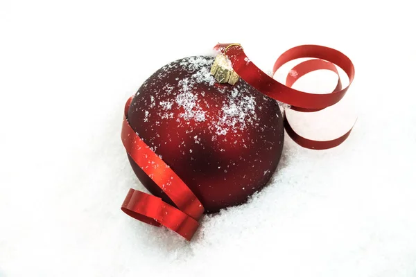 Boule Noël Rouge Dans Neige — Photo