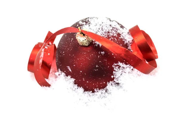 Rote Christbaumkugel Schnee — Stockfoto