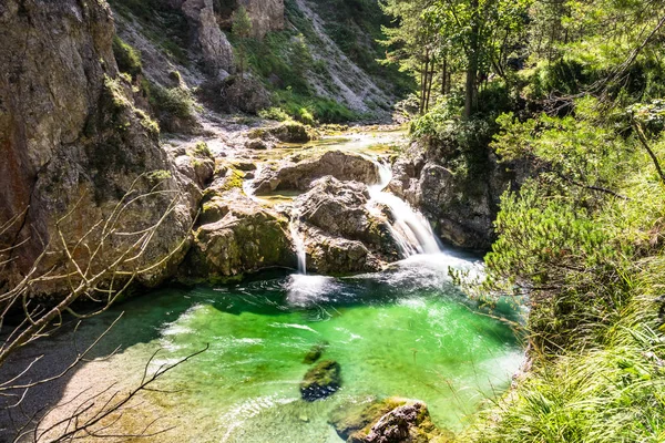 Cascada Montaña Caída Agua Cristalina Estanque Turquesa —  Fotos de Stock