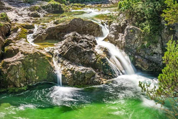 Cascada Montaña Caída Agua Cristalina Estanque Turquesa —  Fotos de Stock
