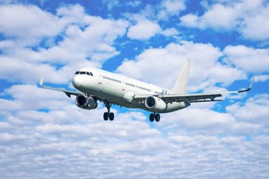 Gökyüzünde uçak, uçak iniş için hazırlanın