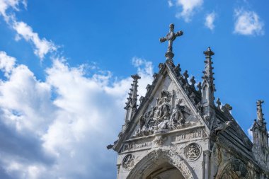 Türbesi, mavi gökyüzü ve bulutlar ile mezar yeri