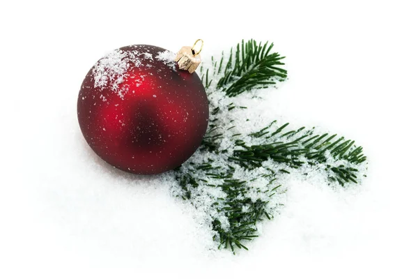 Noel dekorasyon üzerinde kar, çam dal ile kırmızı Noel süs