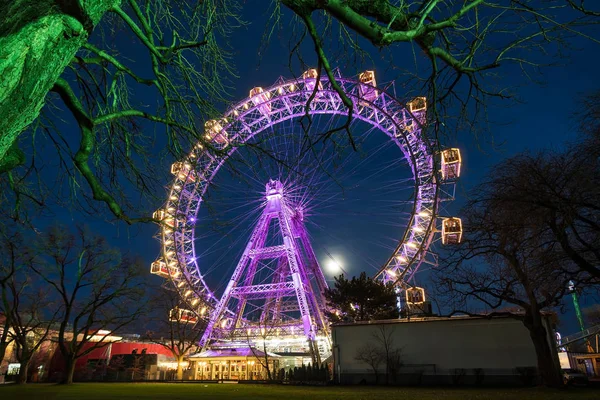 Viyana dev tekerlek aydınlatılmış, Wiener Riesenrad geceleri