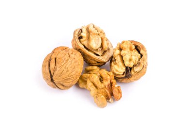 Ceviz, yakın kadar ceviz-beyaz arka plan üzerinde fındık kabuğu ile