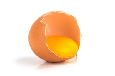 Yumurta kırıldı, yakın yumurta kabuğu, beyaz arka planda sarısı ile
