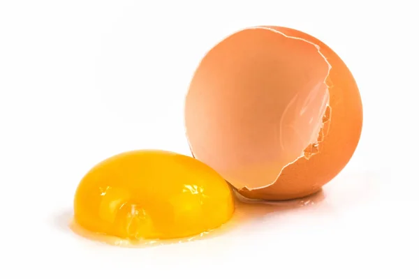 Яйце Розбито Крупним Планом Яєчна Шкаралупа Жовтком Білому Тлі — стокове фото