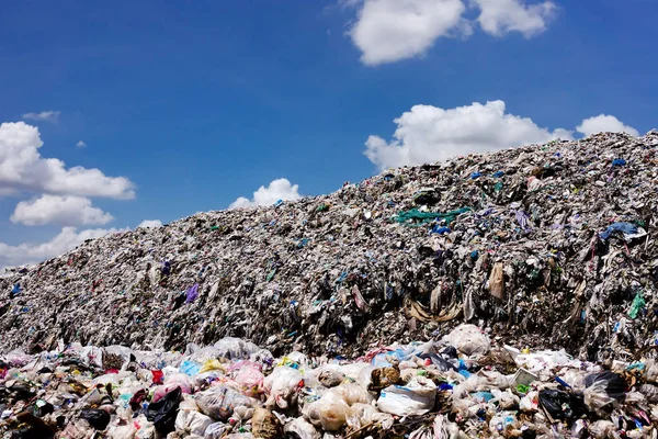 Discarica Con Cielo Blu Nuvole Cumulo Discarica Nella Natura — Foto Stock