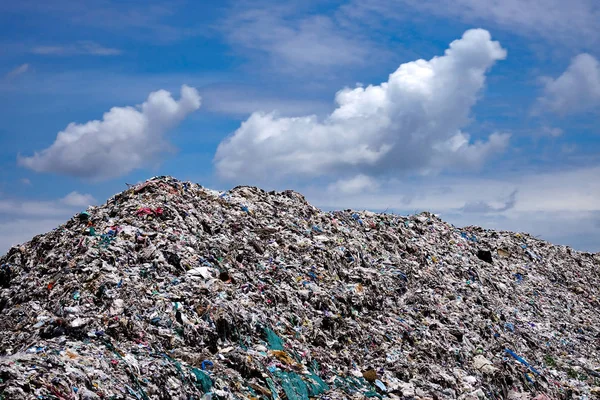 Deponi Med Blå Himmel Och Cumulusmoln Soptippen Naturen — Stockfoto