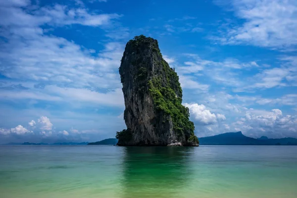 波达海岛在甲米在泰国 风景与海和岩石形成 — 图库照片