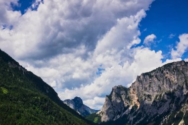 Cumulus bulutları ile Dağları