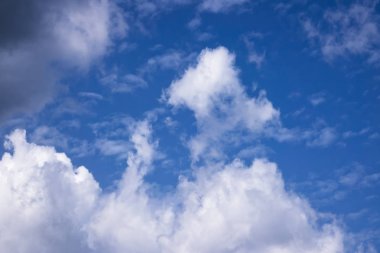Gökyüzü bulutlu, yağmurlu hava cumulus bulutları ile geliyor