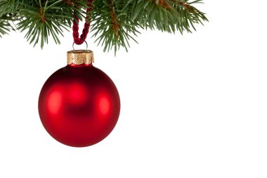 Beyaz arka plan karşı izole kırmızı biblo ile Noel ağacı