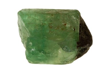 Beyaz arka plan karşı doğadan ham zümrüt, yeşil taş