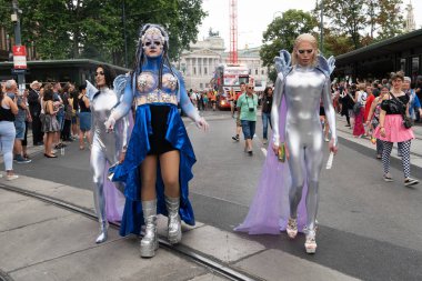 Viyana, Avusturya - 16 Haziran 2018: Katılımcılar sevgi saygı ve dayanışma için Viyana yüzük Strasse üzerinde yürümek. Ziyaret edenler cıvıl izle