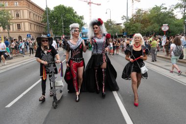 Viyana, Avusturya - 16 Haziran 2018: Katılımcılar sevgi saygı ve dayanışma için Viyana yüzük Strasse üzerinde yürümek. Ziyaret edenler cıvıl izle