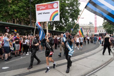 Viyana, Avusturya - 16 Haziran 2018: Katılımcılar sevgi saygı ve dayanışma için Viyana yüzük Strasse üzerinde yürümek. Ziyaret edenler cıvıl izle