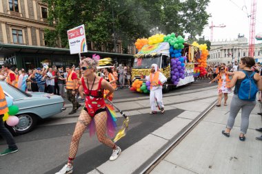 Viyana, Avusturya - 16 Haziran 2018: Katılımcılar sevgi saygı ve dayanışma için Viyana yüzük Strasse üzerinde yürümek. Ziyaret edenler cıvıl izle
