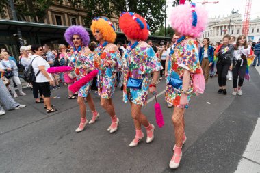 Viyana, Avusturya - 16 Haziran 2018: Katılımcılar sevgi saygı ve dayanışma için Viyana yüzük Strasse üzerinde yürümek. Ziyaret edenler cıvıl izle