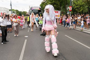 Viyana, Avusturya - 16 Haziran 2018: Katılımcılar sevgi saygı ve dayanışma için Viyana yüzük Strasse üzerinde yürümek. Ziyaret edenler cıvıl izle