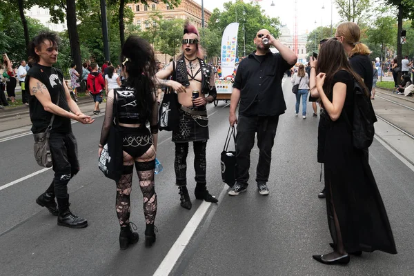 Viyana, Avusturya - 16 Haziran 2018: Katılımcılar sevgi saygı ve dayanışma için Viyana yüzük Strasse üzerinde yürümek. Ziyaret edenler cıvıl izle