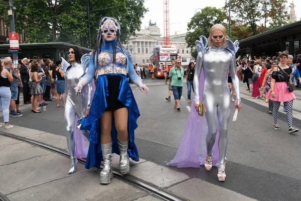 Viyana, Avusturya - 16 Haziran 2018: Katılımcılar sevgi saygı ve dayanışma için Viyana yüzük Strasse üzerinde yürümek. Ziyaret edenler cıvıl izle