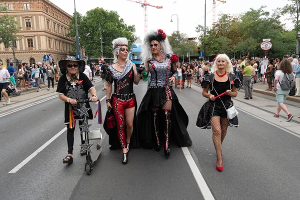 Viyana, Avusturya - 16 Haziran 2018: Katılımcılar sevgi saygı ve dayanışma için Viyana yüzük Strasse üzerinde yürümek. Ziyaret edenler cıvıl izle