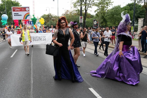 Viyana, Avusturya - 16 Haziran 2018: Katılımcılar sevgi saygı ve dayanışma için Viyana yüzük Strasse üzerinde yürümek. Ziyaret edenler cıvıl izle