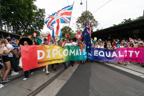 Viyana, Avusturya - 16 Haziran 2018: Katılımcılar sevgi saygı ve dayanışma için Viyana yüzük Strasse üzerinde yürümek. Ziyaret edenler cıvıl izle