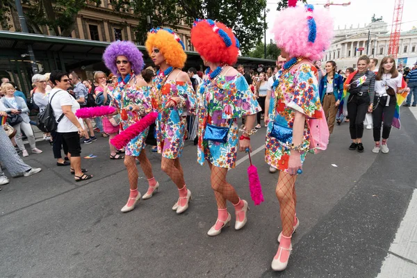 Viyana, Avusturya - 16 Haziran 2018: Katılımcılar sevgi saygı ve dayanışma için Viyana yüzük Strasse üzerinde yürümek. Ziyaret edenler cıvıl izle