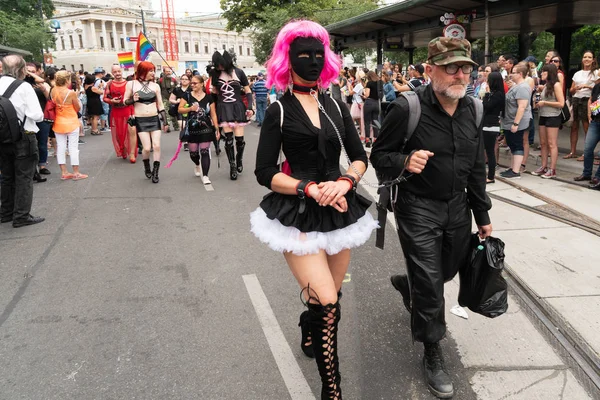 Viyana, Avusturya - 16 Haziran 2018: Katılımcılar sevgi saygı ve dayanışma için Viyana yüzük Strasse üzerinde yürümek. Ziyaret edenler cıvıl izle