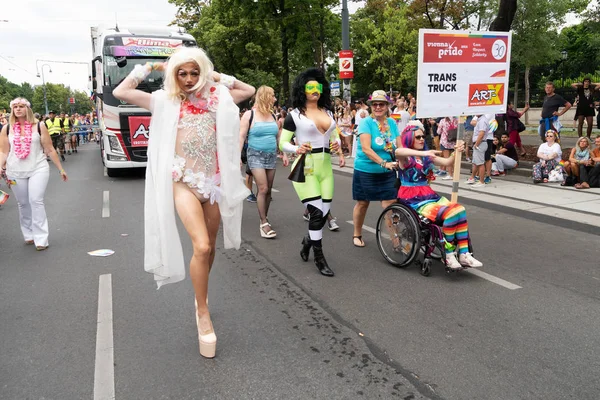 Viyana, Avusturya - 16 Haziran 2018: Katılımcılar sevgi saygı ve dayanışma için Viyana yüzük Strasse üzerinde yürümek. Ziyaret edenler cıvıl izle