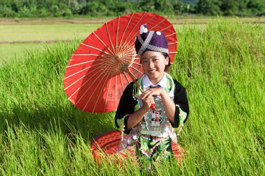 Portre Hmong şemsiye ve geleneksel Ulusal kostüm ile Laos üzerinden