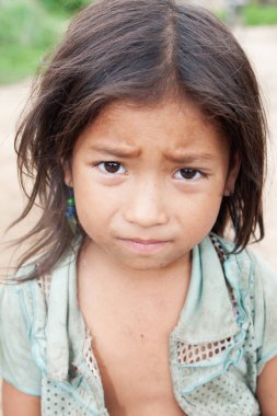 portre Asyalı kız, kirli durumda çocuk göstermek onların yoksulluk