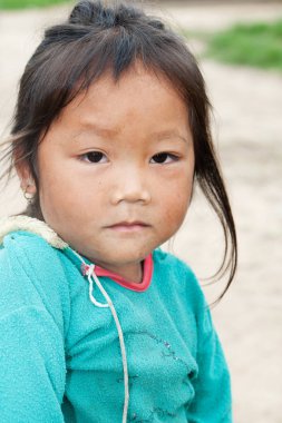 portre Asyalı kız, kirli durumda çocuk göstermek onların yoksulluk