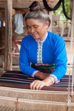 Asyalı kadın ile tezgah, Tay Barajı etnik grup geleneksel giysileri ile