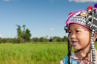 Asyalı çocuk etnik Akha, çeltik üzerinde geleneksel giyim
